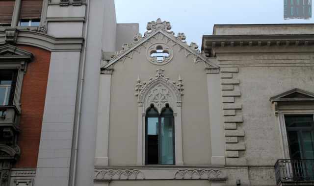 Bari, corso Vittorio Emanuele: quella chiesa neo-gotica incastonata tra due palazzi